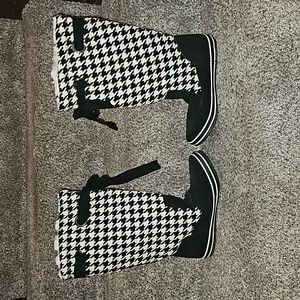 Volatile women's Houndstooth sherpa lined boots.